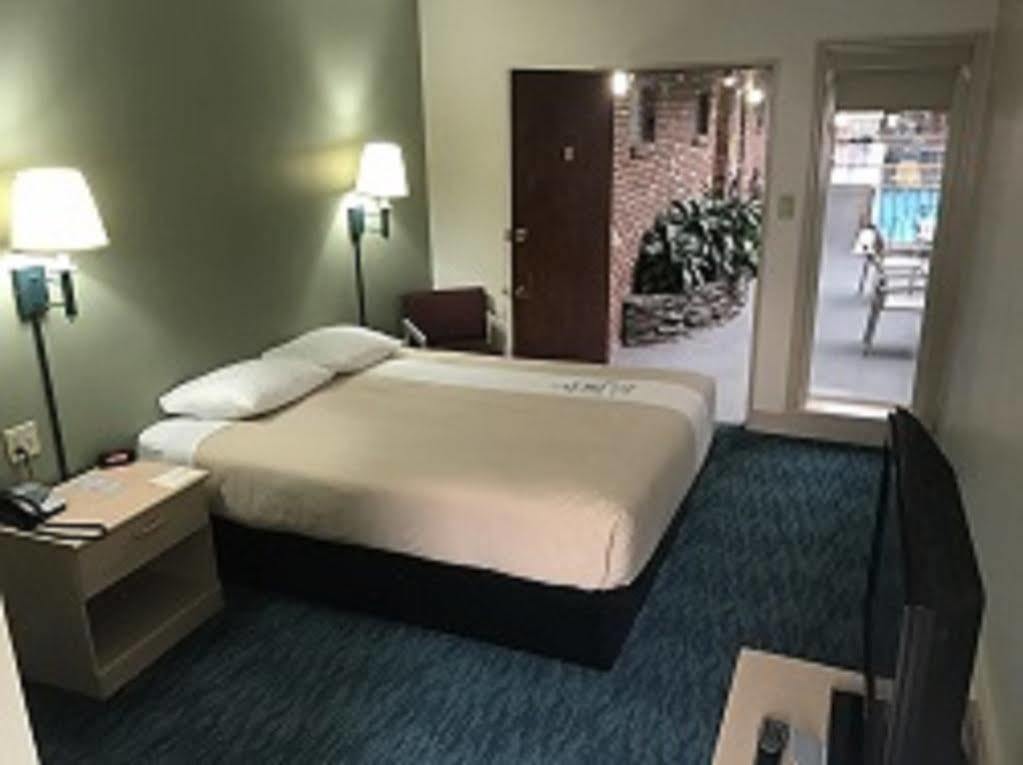 Bluebird Spa City Motor Lodge Saratoga Springs Bagian luar foto