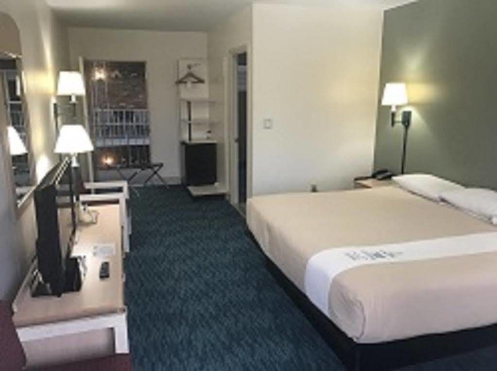 Bluebird Spa City Motor Lodge Saratoga Springs Bagian luar foto