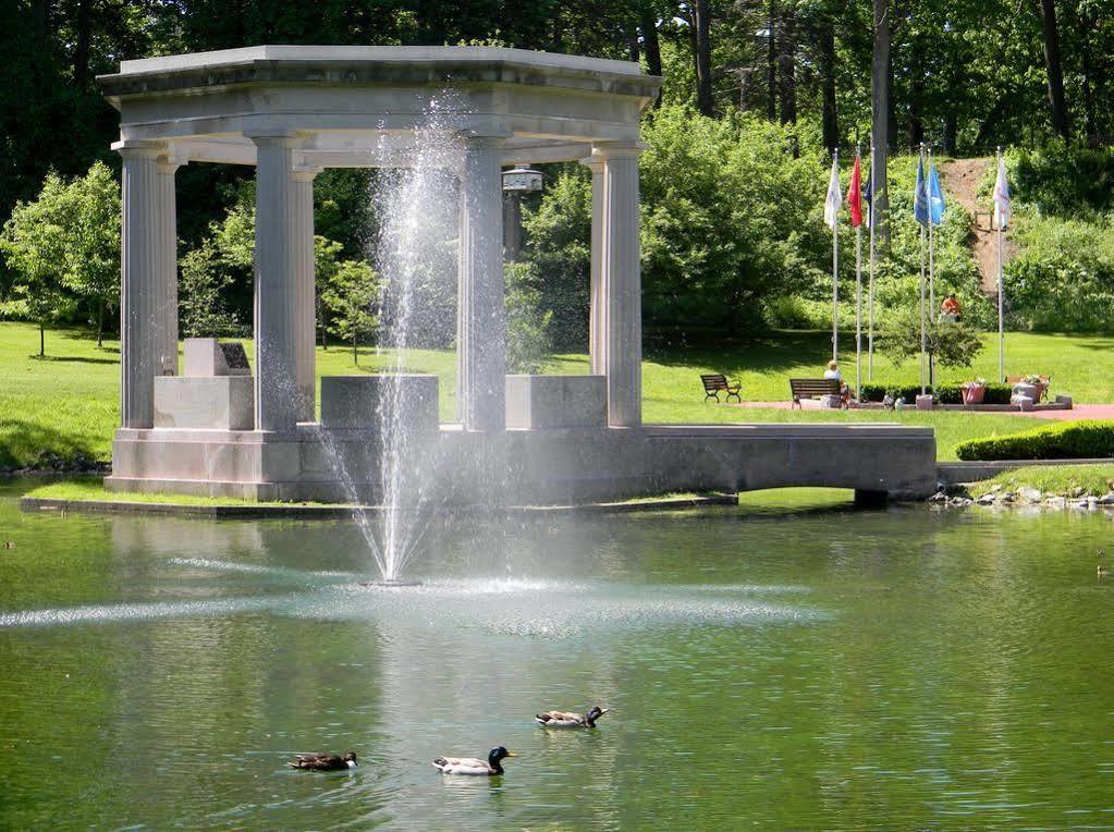 Bluebird Spa City Motor Lodge Saratoga Springs Bagian luar foto
